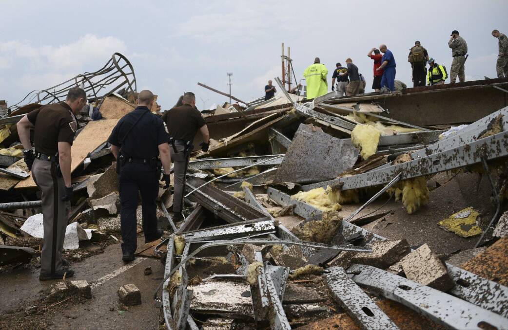 Rescue workers look for survivors after a tornado struck Moore, Oklahoma, May 20, 2013. Photo: REUTERS/Gene Blevins