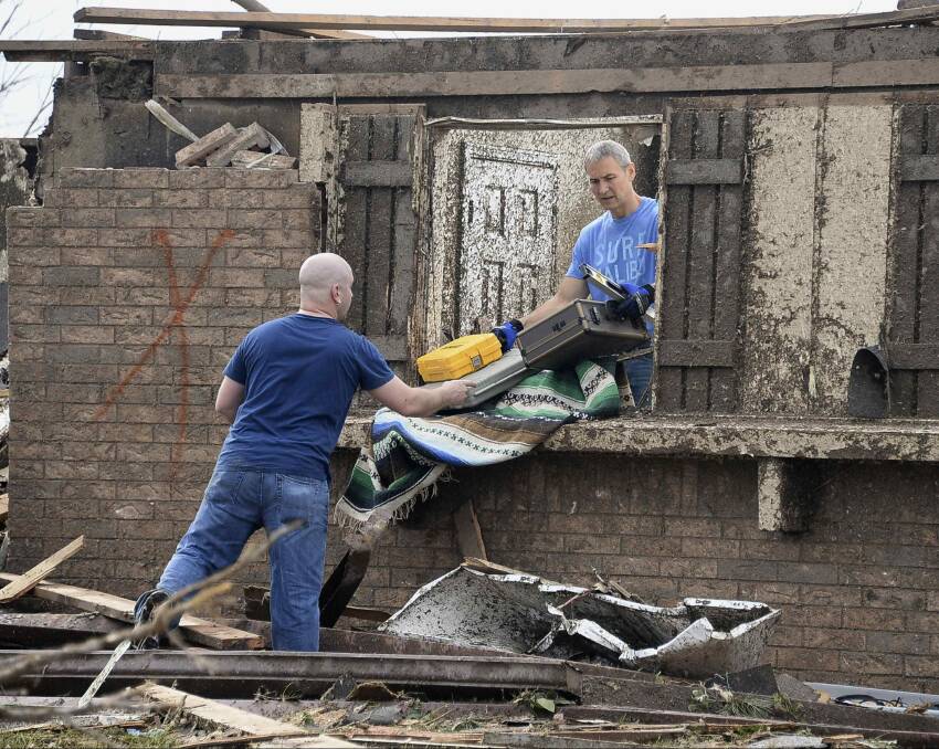 People salvage belongings after a huge tornado struck Moore, Oklahoma May 20, 2013. Photo: REUTERS/Gene Blevins 