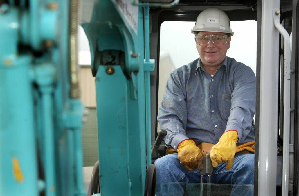 Denis Napthine working as a builder for a day with Dwyer Building services at Woodford in 2006.
