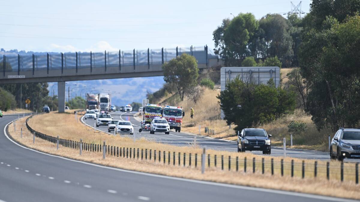 The grass fire in Albury that stopped trains and slowed traffic