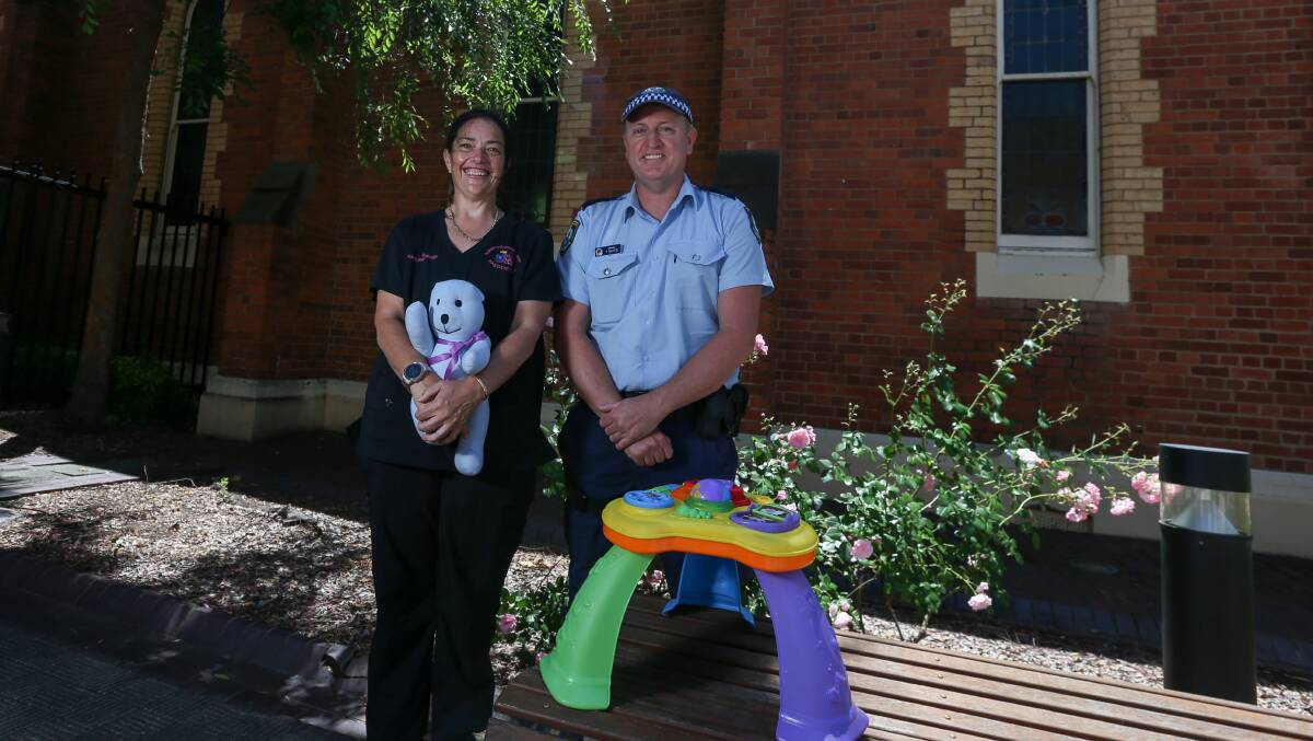 GIVING IS GETTING: Nurse unit manager Sam Peet with Albury Police sergeant Troy Martin. Picture: TARA TREWHELLA