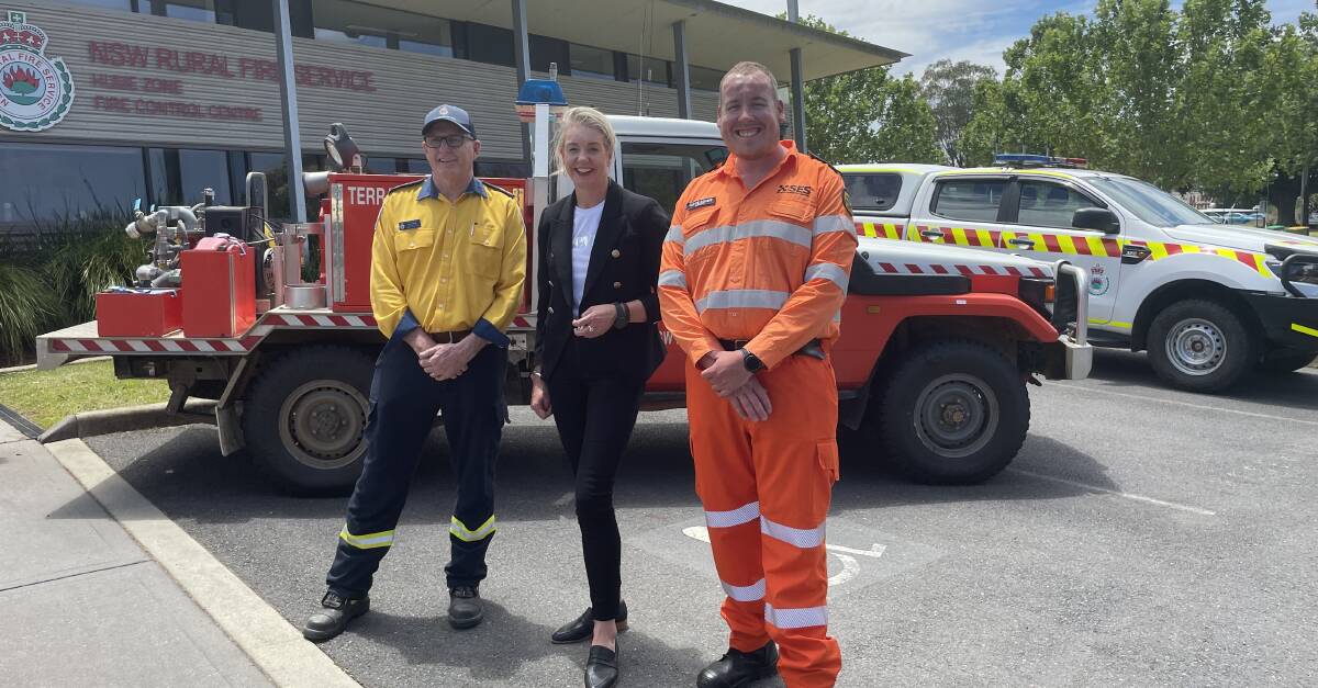 NEXT STEP: NSW RFS's Ian Avage, Senator Bridget McKenzie and SES Albury unit commander Curtis Kishere have welcomed the new national warning system, which will be consistent across the country. Picture: VICTORIA ELLIS