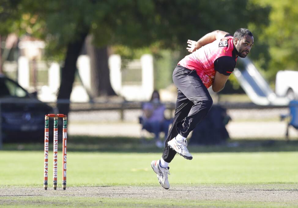 FULL FLIGHT: Sydney Sixers bowler Ray Steadman hits the crease during yesterday's game against the Melbourne Stars in Albury. Picture: ASH SMITH