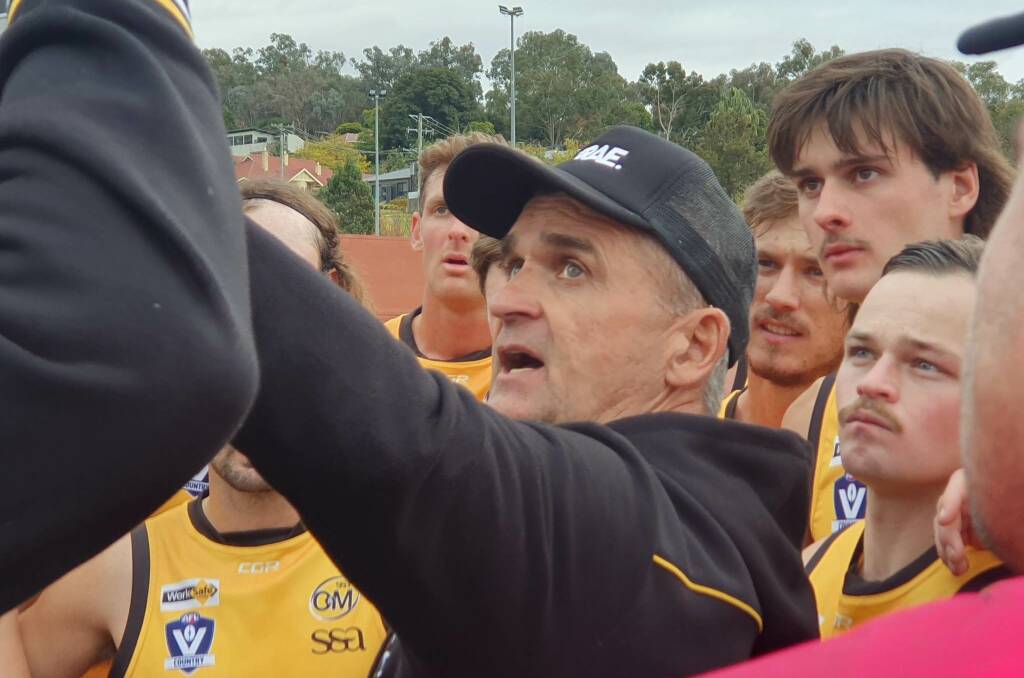 Ovens and Murray coach Damian Sexton addresses the troops.