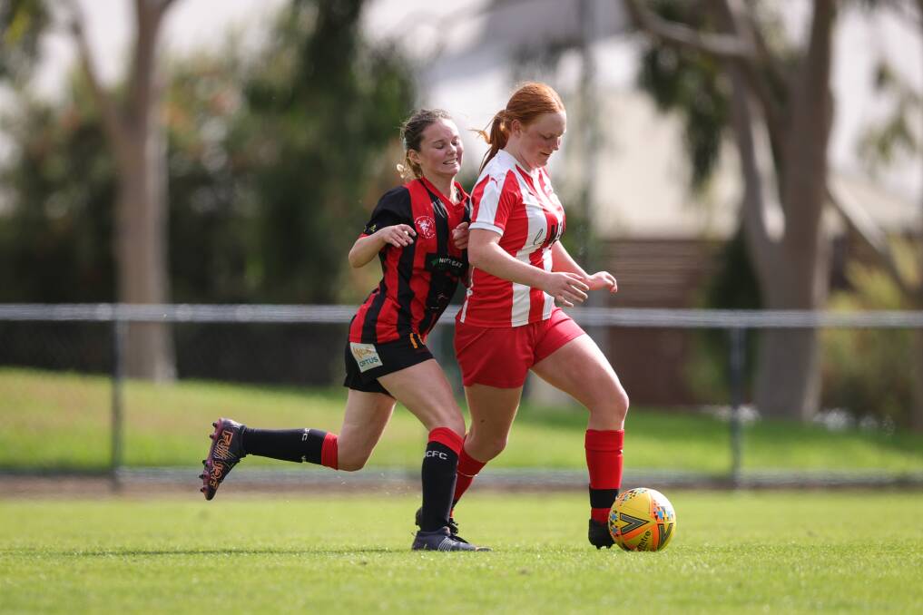 Wodonga Diamonds' Matilda Moorman gets a nudge in the back from Kaitlyn Broady. Picture: JAMES WILTSHIRE