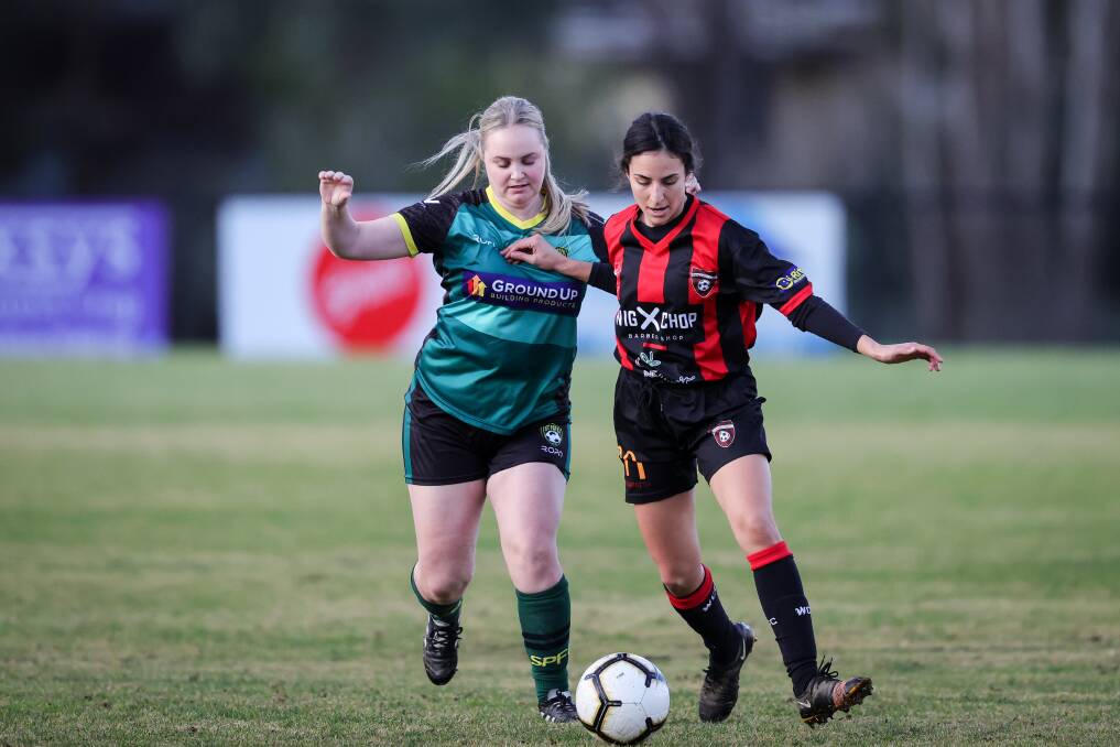 Laura Chettleburgh and Anika Miller Cooper challenge for possession. Picture: JAMES WILTSHIRE