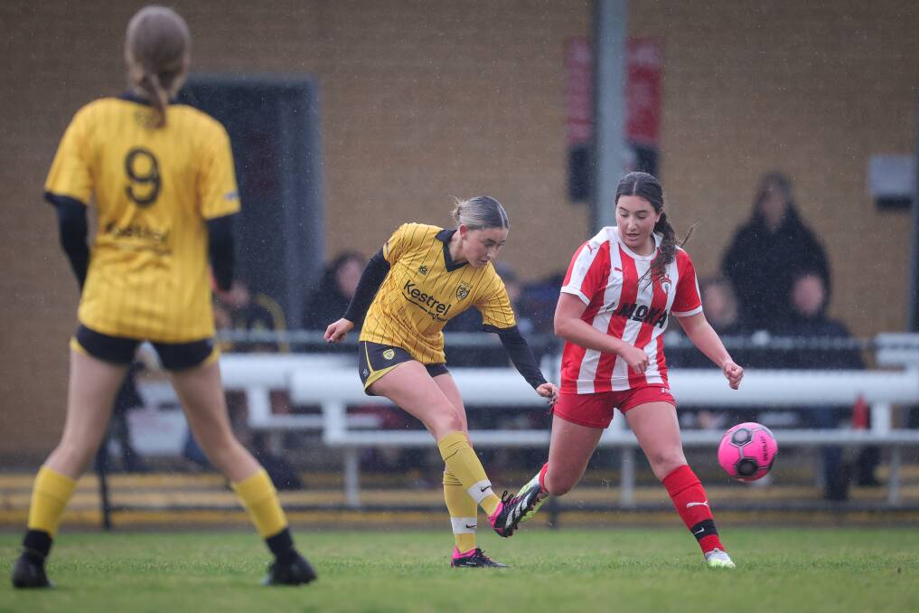 Lily Godfrey takes aim as the rain falls at La Trobe. Picture by James Wiltshire