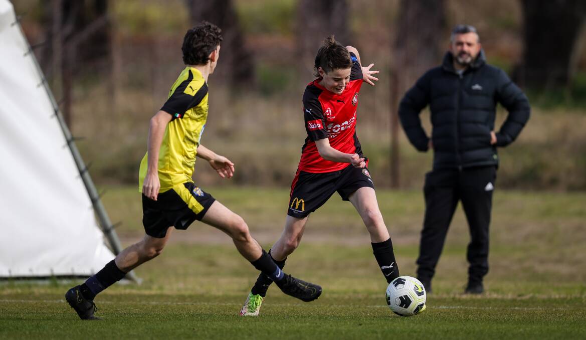 DRIVING RUN: Ryan Kemp, who scored Murray United's second goal against Werribee, takes on his man at La Trobe University on Sunday. Picture: JAMES WILTSHIRE