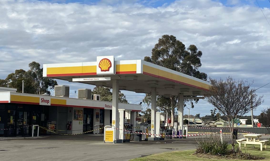 COVID CLEANING: Hay's Shell service station closed for deep cleaning on Wednesday after it was named a casual COVID-19 contact site. Employees have since tested negative for the virus. Picture: Daisy Huntly