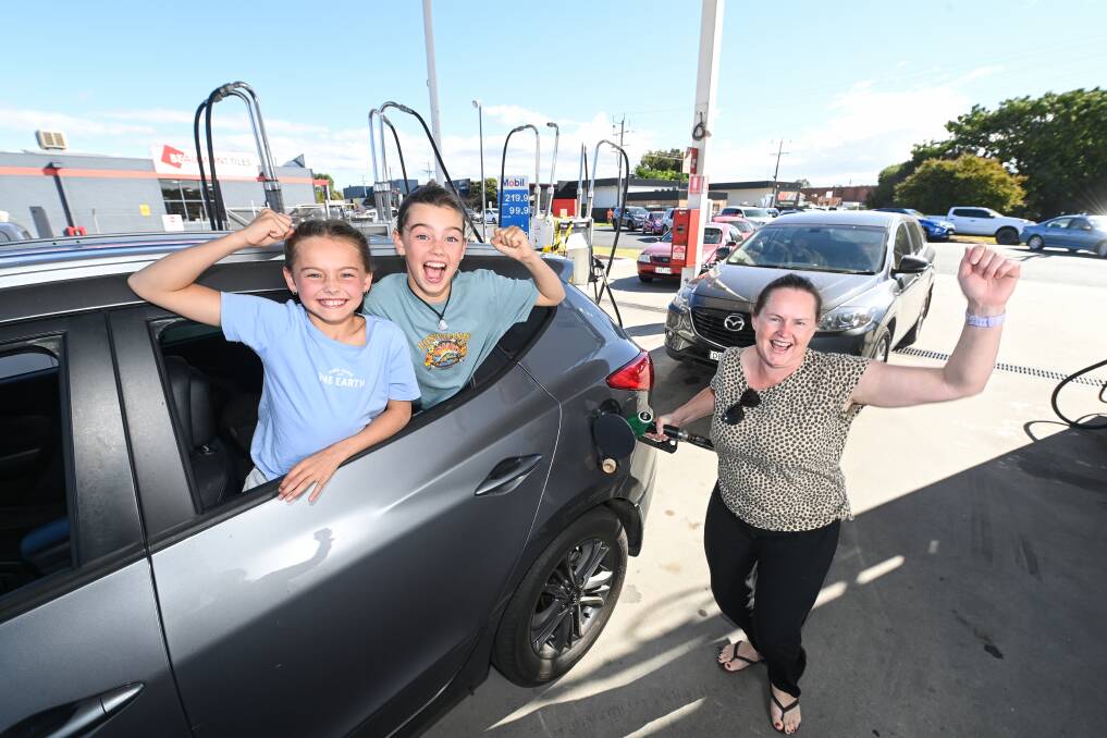 Punters from Albury and Wodonga queued for up to an hour for cheaper petrol at Pacific Petroleum on Thursday. Pictures: MARK JESSER