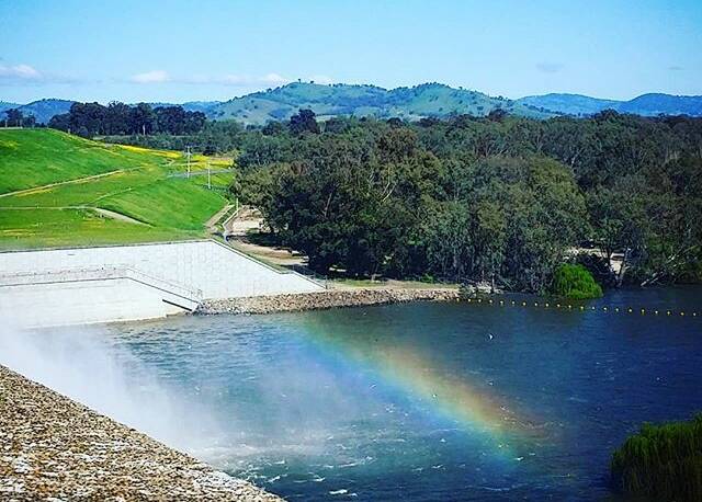 PHOTO OF THE DAY: @drlincoln_l "Beautiful sunny day at the Hume Weir! 🌞 #tgif #albury #australia #rainbow #sun #dayoff"