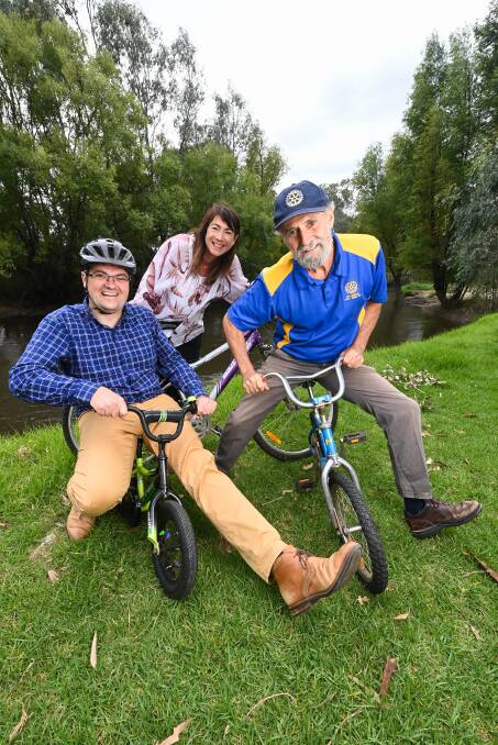 Border mayors Kevin Poulton and Kylie King join Bellbridge-Lake Hume Rotary member Stuart Lucas ahead of the cycle challenge.