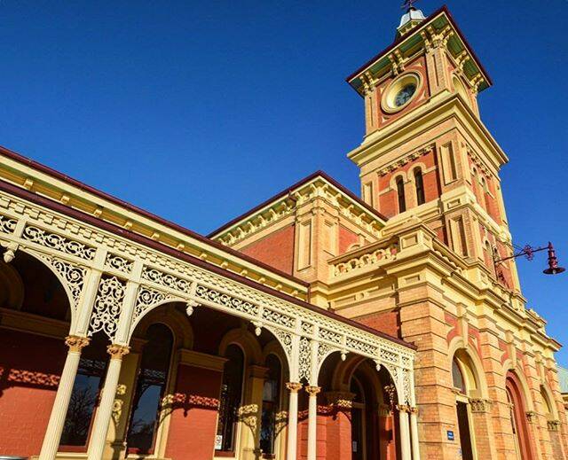 @themarkparton took this lovely photo of the The Albury railway station in bright winter sunshine. Nice!