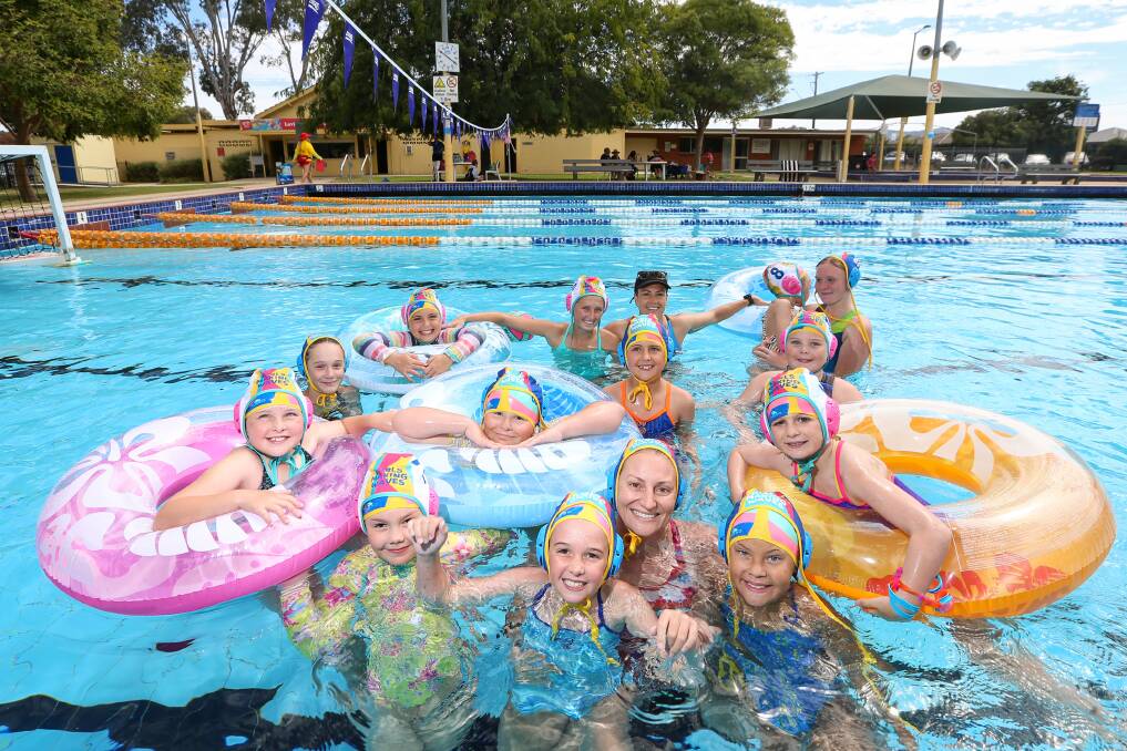 MAKING A SPLASH: Australian water polo player Mel Rippon with Border youngsters for Girls Making Waves program. Picture: JAMES WILTSHIRE