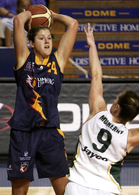 DETERMINED: Jess Foley playing for Adelaide Lightning in the WNBL's Preliminary Final match against Dandenong back in 2008. Picture: Getty Images