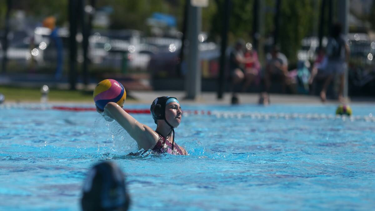 IN THE ZONE: Tilly Smith looks to pass down the pool during the women's A-grade game between Tigers and O and M development team. Picture: TARA TREWHELLA.