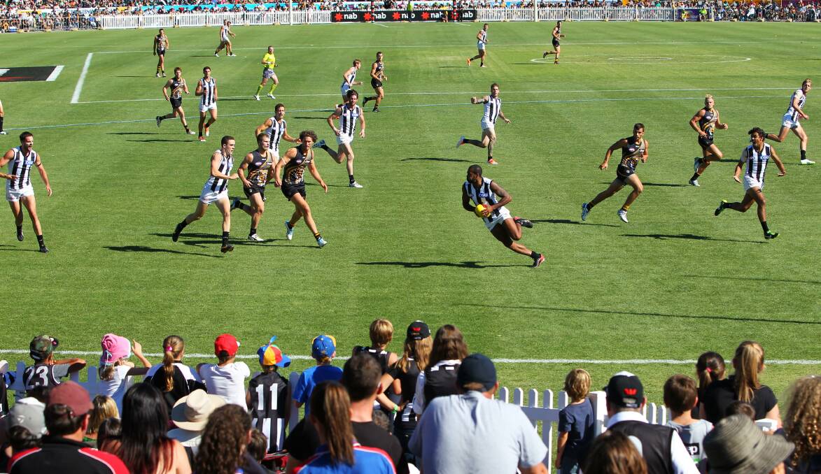 BLOCKBUSTER: Richmond and Collingwood
during a pre-season match in
Wangaratta in 2014.