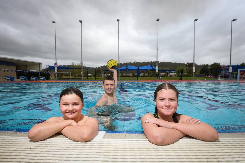 MAKING A SPLASH: Wodonga Water Polo Club's Wil Gavrilovic, 11, Judd Gavrilovic, 15, and Jemma Dodd, 13, getting their training in at Wodonga's WAVES ahead of the Ovens and Murray Water Polo season. Picture: JAMES WILTSHIRE
