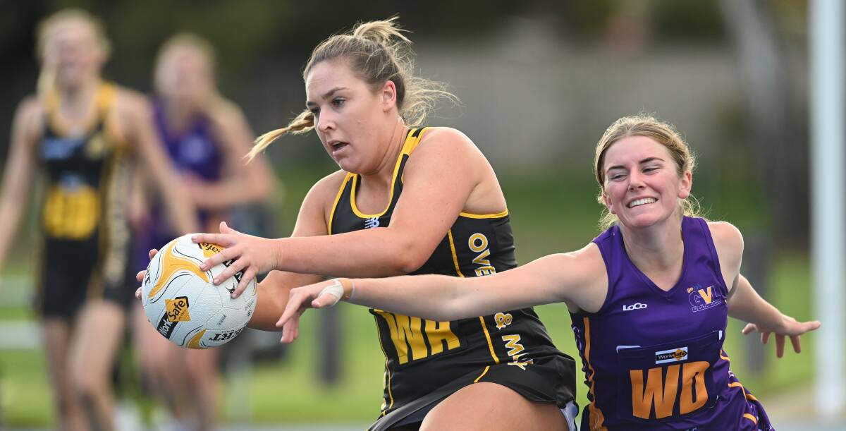 REPRESENTATIVE: Olivia Sinclair in action for the Ovens and
Murray League against Goulburn Valley League before leaving
the court injured on the weekend. Picture: MARK JESSER