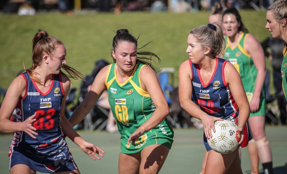 PRESSURE: Raiders' Shaylah House looks to pass under the defensive pressure of Hoppers' Elyse Boyer on Saturday. Picture: JAMES WILTSHIRE