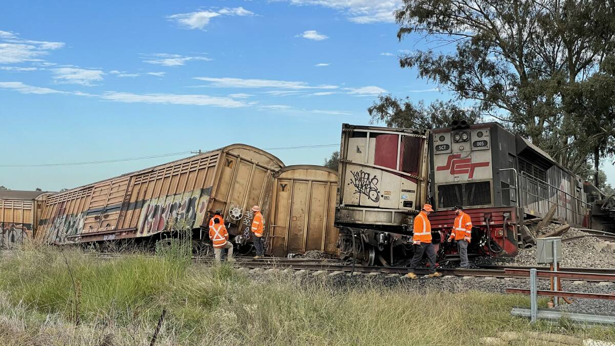 Freight train derails north of Wagga and buckles tracks, drivers shaken but OK