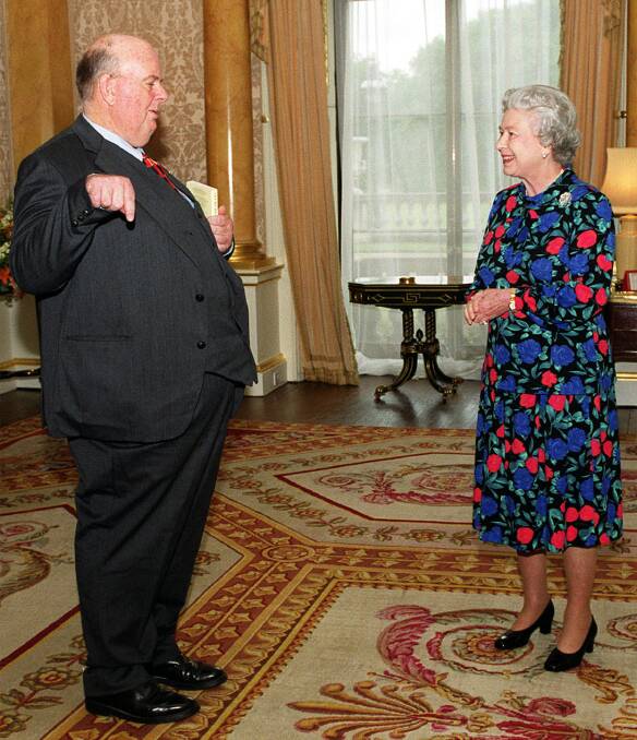 ROYAL APPROVAL : Britain's Queen Elizabeth II meets poet Les Murray, who was  presented with the gold medal for poetry at Buckingham Palace in 1999.