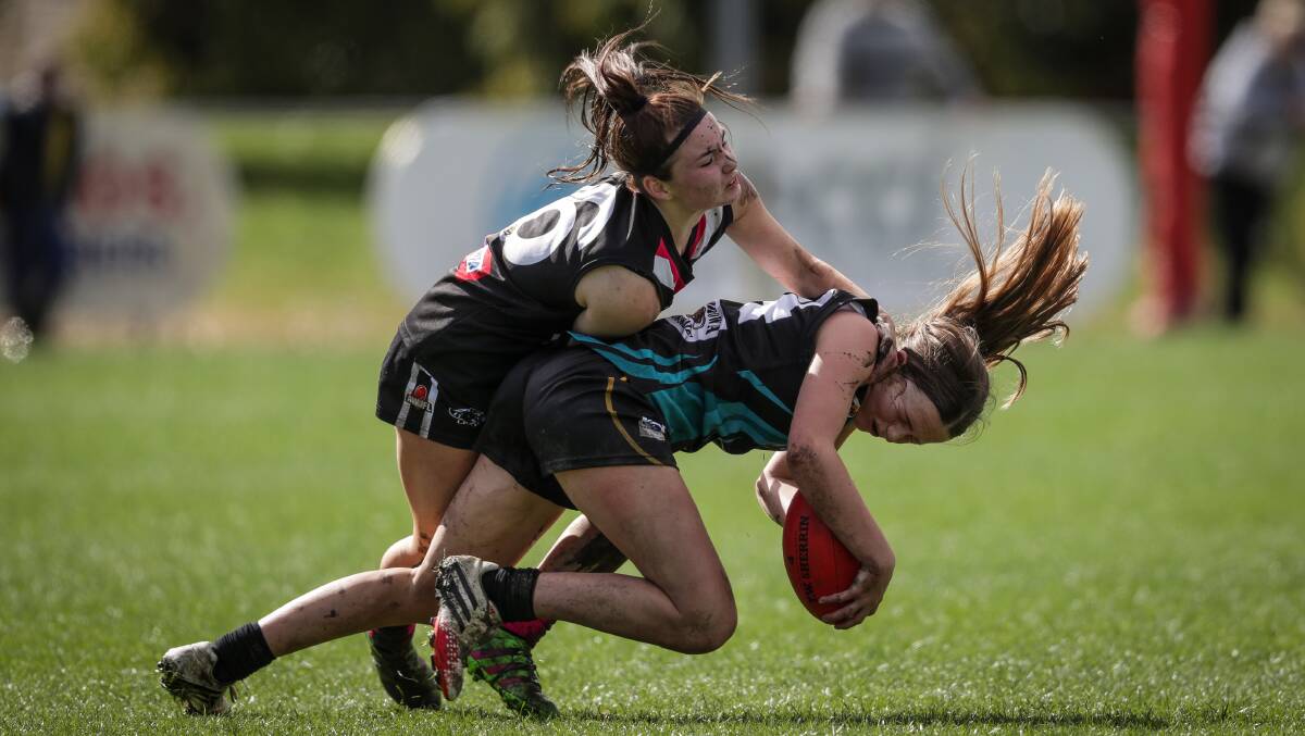  Murray Felines youngster Zali Spencer and Lavington's Lilly Owen fight for possession.