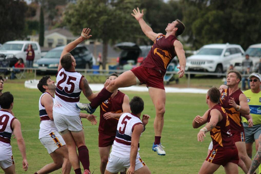 Ruckman Brodie A’Vard in action
for Barooga in the Murray league.
Picture: BAROOGA FACEBOOK PAGE