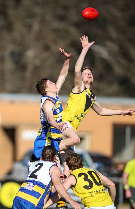 Osborne's Zach Bye and MCUE's Alex McCormack contest a hit-out. The Goannas ran-out victors by 25 points.
