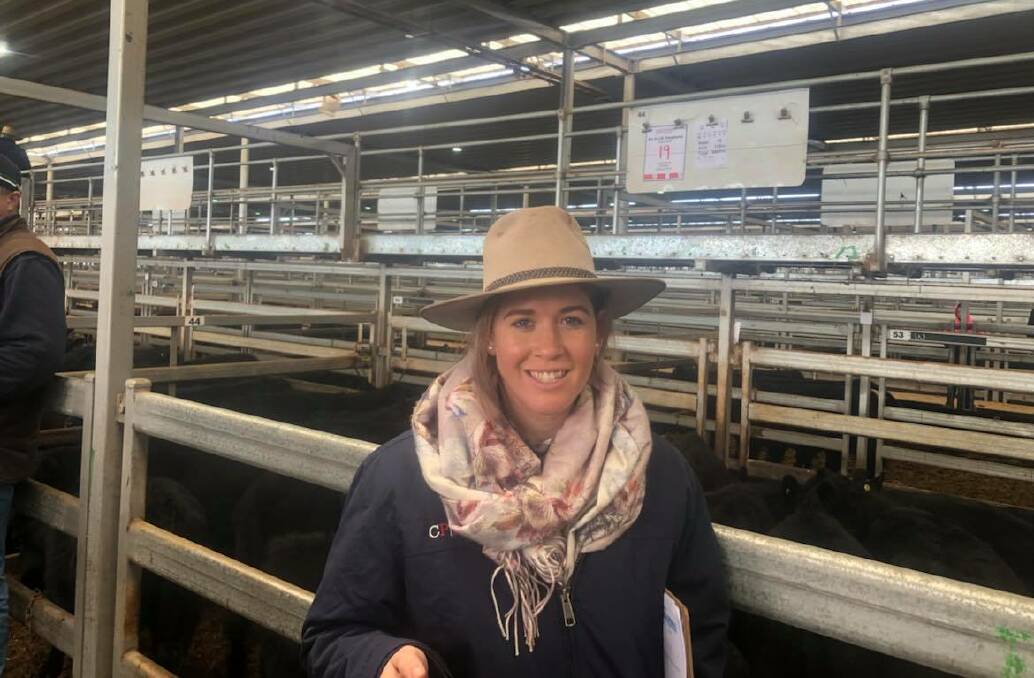 Corcoran Parker's Katie Lewis with a pen of 19 Angus weaner steers, 316kg, from RJ and LB Stephens, Ournie which sold for$1720 to return 544c/kg. Photo: NVLX 