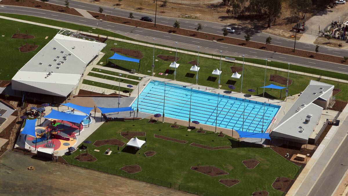 Wodonga's WAVES pool will be under the same management as its Albury counterparts under a deal involving the cities' councils.