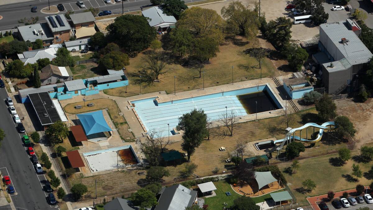 Flasback: Wodonga's former Olympic pool after its closure in 2012 and before its demolition for sale.