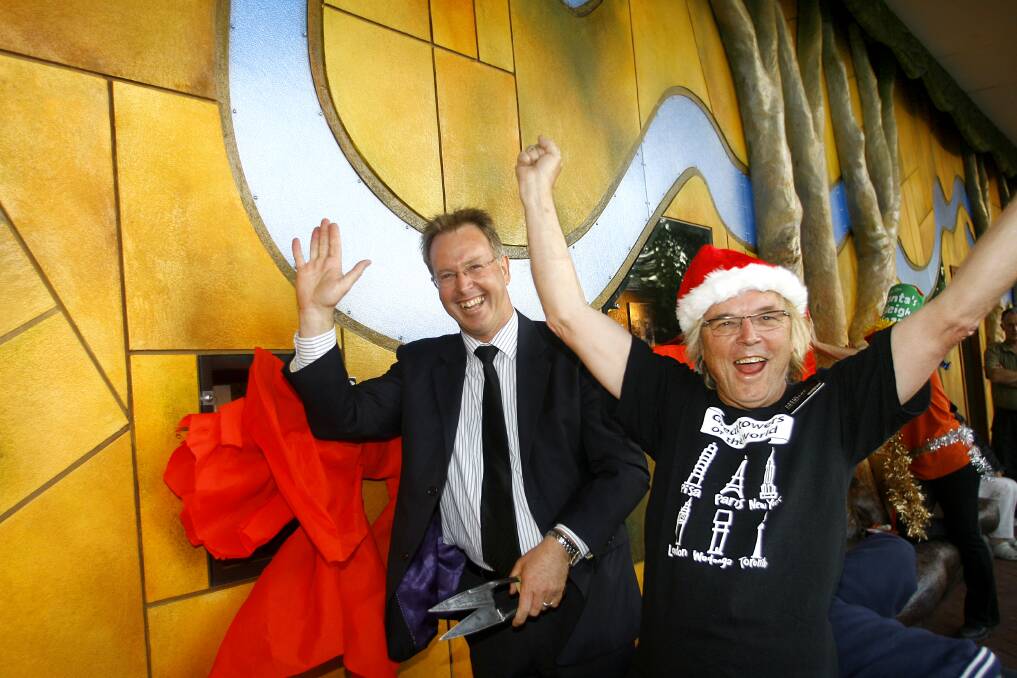 Happy day: Then Wodonga mayor Mark Byatt with David Engwicht at the official opening of the mural wall in High Street in December 2008.