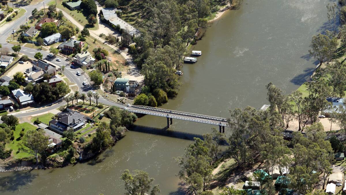Stream split: The John Foord bridge over the Murray River linking Corowa and Wahgunyah also spans vastly different scores for residents' susceptibility to coronavirus, data researchers have found. 