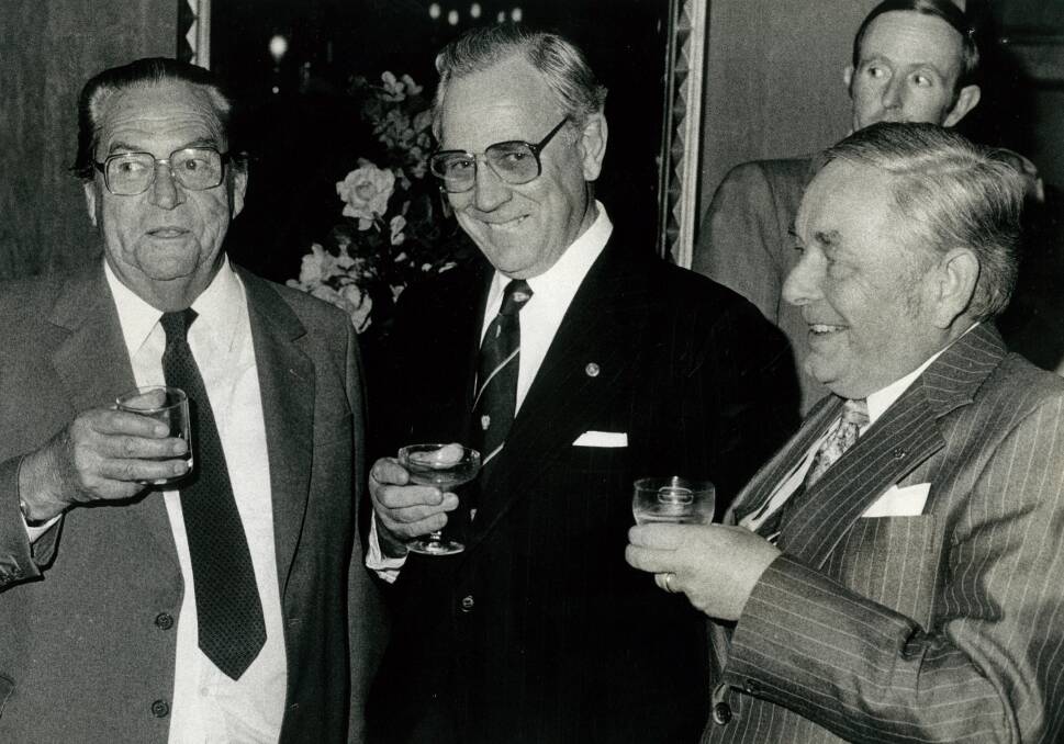 Socialising: Les Muir (centre) with Albury businessman Ivan Hanrahan and former Wodonga town clerk Andrew Rutkowski at a Border Mail-sponsored business dinner at the New Albury Hotel in 1982.