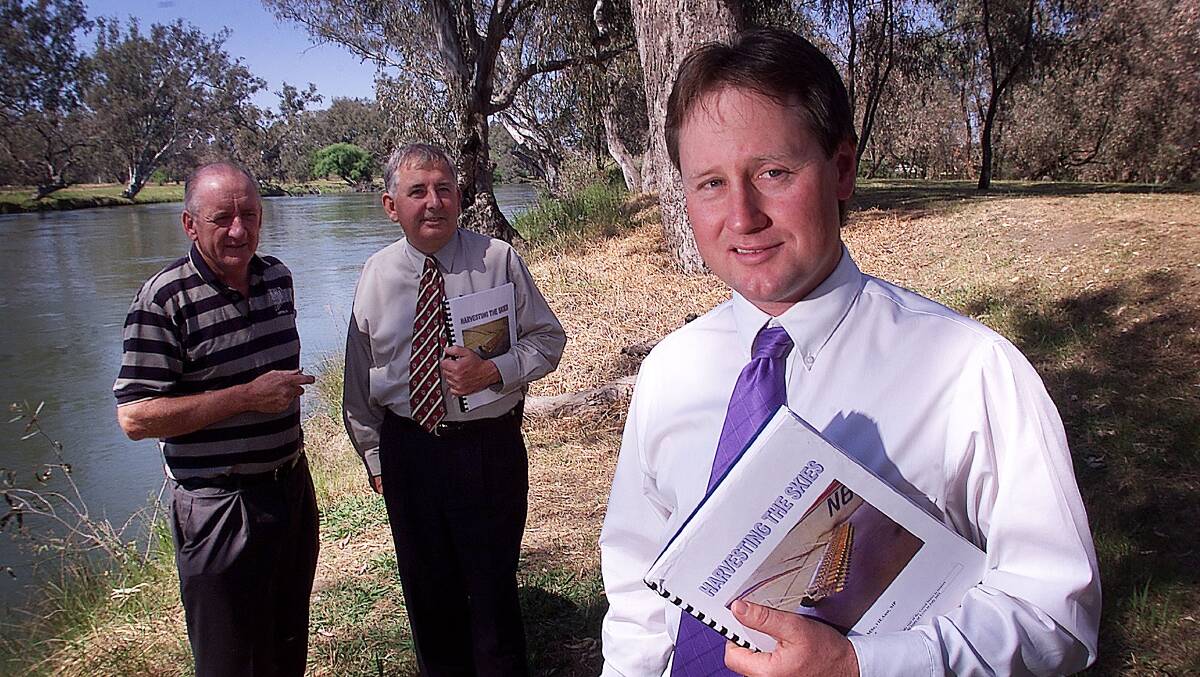 Old pros: Tim Fischer and Bill Baxter look on as Geoff Reid holds a campaign event as part of his bid to win Benambra for the Nationals in 2002. 