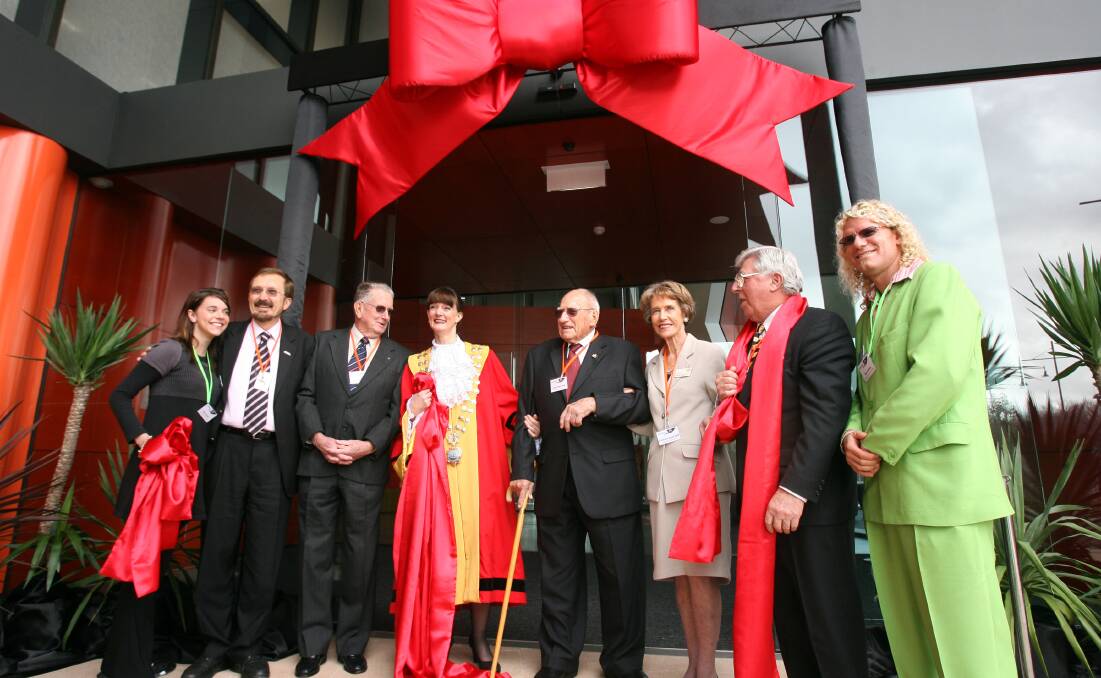 Flashback: Les Langford (second from right) joins other former Albury mayors, mayor Amanda Duncan Strelec and citizens of the year at the opening of the city's library-museum in 2007.