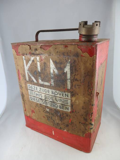 Fuel can from the Uiver with Dutch instructions below the KLM branding