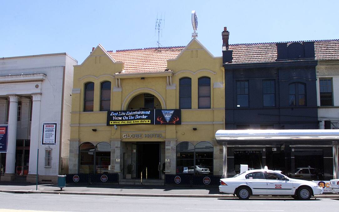 The Globe Hotel facade in Dean Street in 2002, more than 30 years after it had shifted from the corner site with Kiewa Street. 