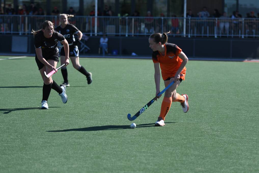 Falcons' Ellie Wild looks to pass past Rachel Halpin of Magpies. Picture by Hockey Albury Wodonga
