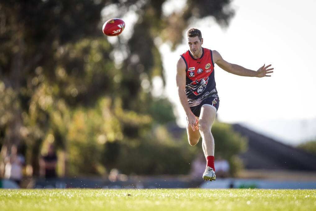 WELL BOWLES: Wodonga Raiders' Daniel Bowles fires a pass
to a team-mate during his team 49-point Anzac Day
win over Wodonga. Pictures: JAMES WILTSHIRE