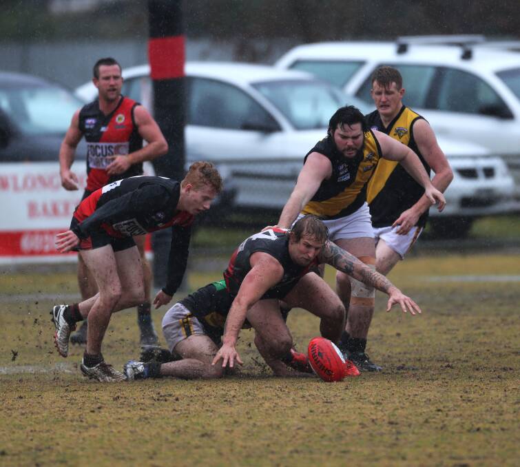 Rohan Davies (centre) in action for Howlong against Osborne in 2015. Davies has just signed with Corowa-Rutherglen.