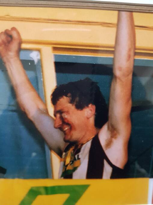 Stephens celebrates the Bulldogs 1990 flag triumph.
