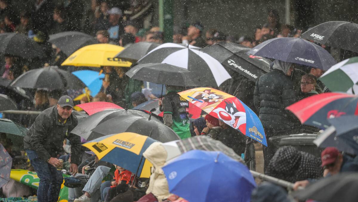 A clash with the Tallangatta and Riverina leagues and ordinary weather failed to dampen the spirits footy fans.