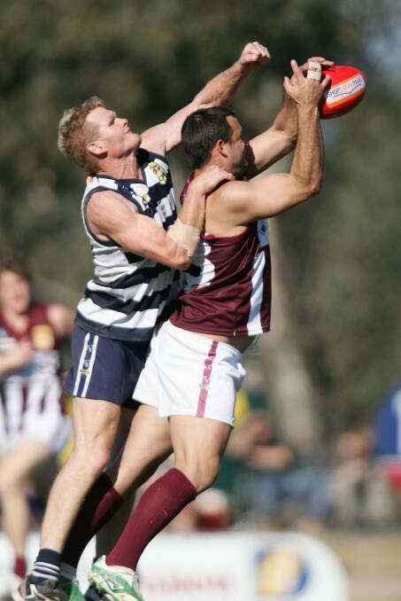 Darren Bradshaw takes a strong grab in a final against Yarrawonga in 2007.