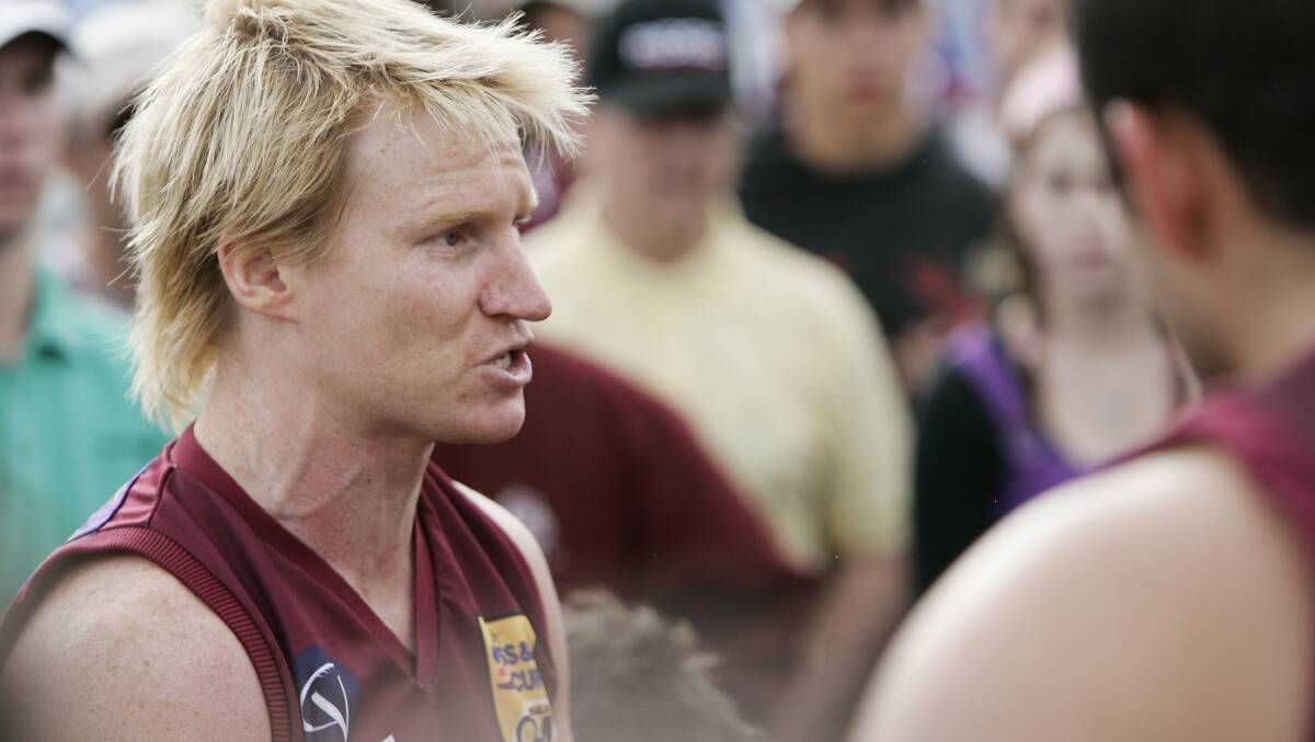 Twitt addresses his players during the 2007 preliminary final against Wangaratta.