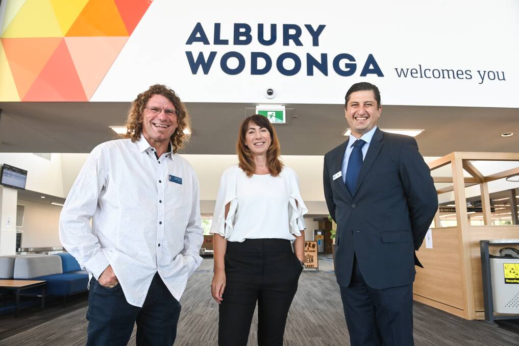 Albury deputy mayor Steve Bowen, mayor Kylie King and team leader of Albury Airport Nick Politis after Bonza's announcement it would fly to and from the Border in 2022. 