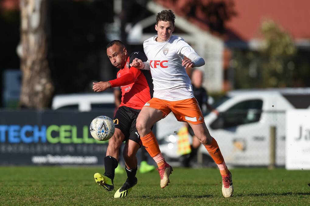 Archie Thompson has committed to a third season with Murray United.