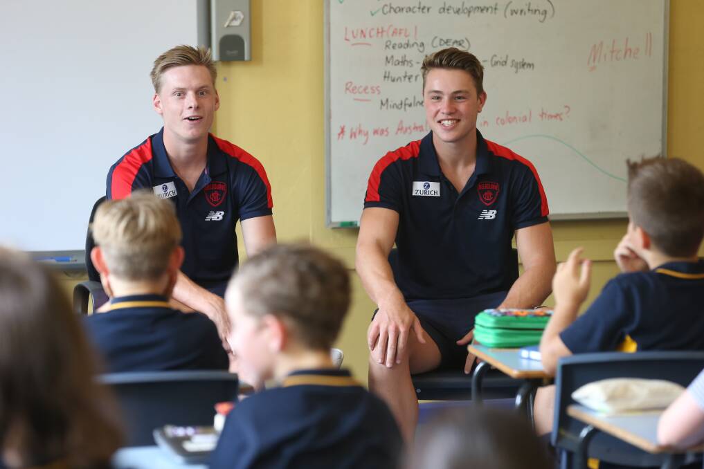 HOMECOMING: Charlie Spargo and 
Melbourne teammate Tom Sparrow 
with students at Albury Public School.
Picture: KYLIE ESLER