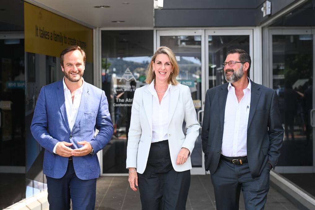 UNITED FRONT: Liberal Indi candidate Ross Lyman, Victorian opposition health spokesperson Georgie Crozier and Benambra MP Bill Tilley met in Wodonga on Tuesday to discuss a number of health matters. Picture: MARK JESSER